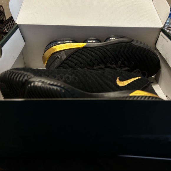 New Lebron 16 I’m King shoes 👟 I had these since 2018 - Picture 2 of 12
